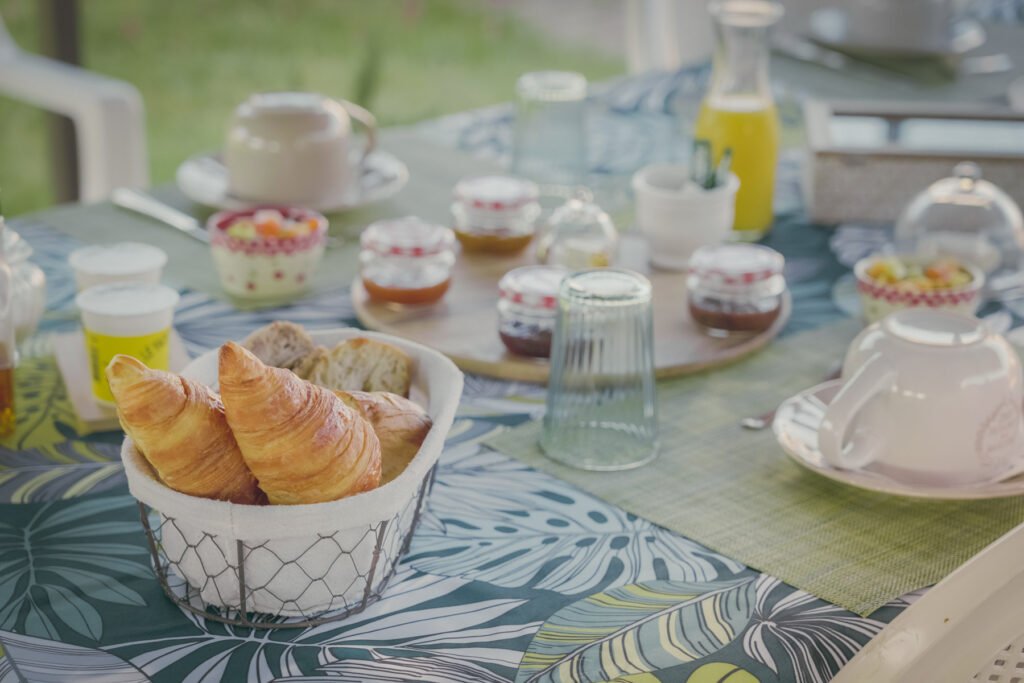 Croissants et confitures du petit-déjeuner