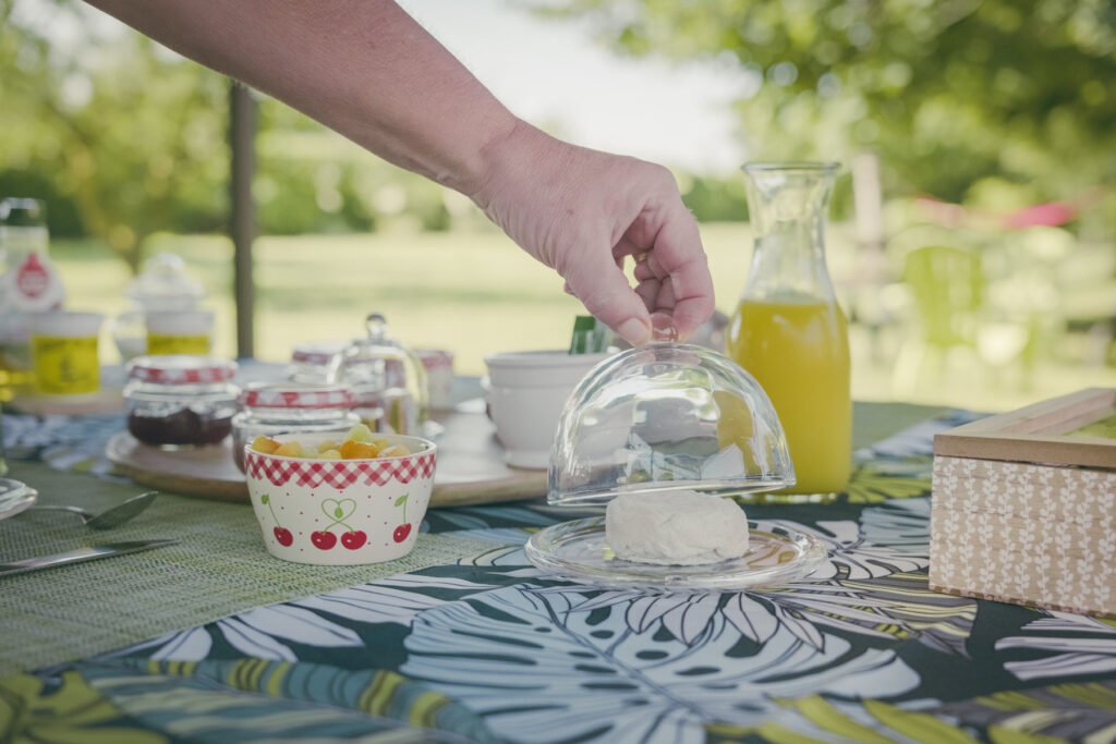 Petit-déjeuner en extérieur au Mas de Chaufondes